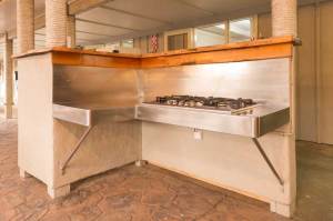 Gas hobs in covered courtyard area at Hone Heke Lodge backpackers Kerikeri
