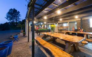 Getting busier in the courtyard dining area at Hone Heke Lodge backpackers Kerikeri