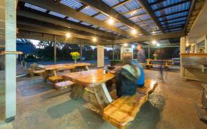 Courtyard dining area before the evening rush at Hone Heke Lodge backpackers Kerikeri