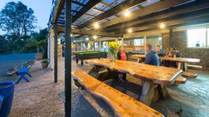 Courtyard dining area before the evening rush at Hone Heke Lodge backpackers Kerikeri