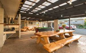 Courtyard dining area at Hone Heke Lodge backpackers Kerikeri
