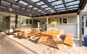 Courtyard dining area at Hone Heke Lodge backpackers Kerikeri