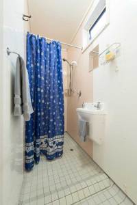 Ensuite shower in double ensuite motel room at Hone Heke Lodge Kerikeri