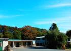 Motel rooms on the left, recreation and TV rooms on the right at Hone Heke Lodge Kerikeri backpackers